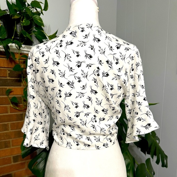 🛍️Windsor Cute short sleeve crop shirt with tied bottom side Small - Picture 9 of 9